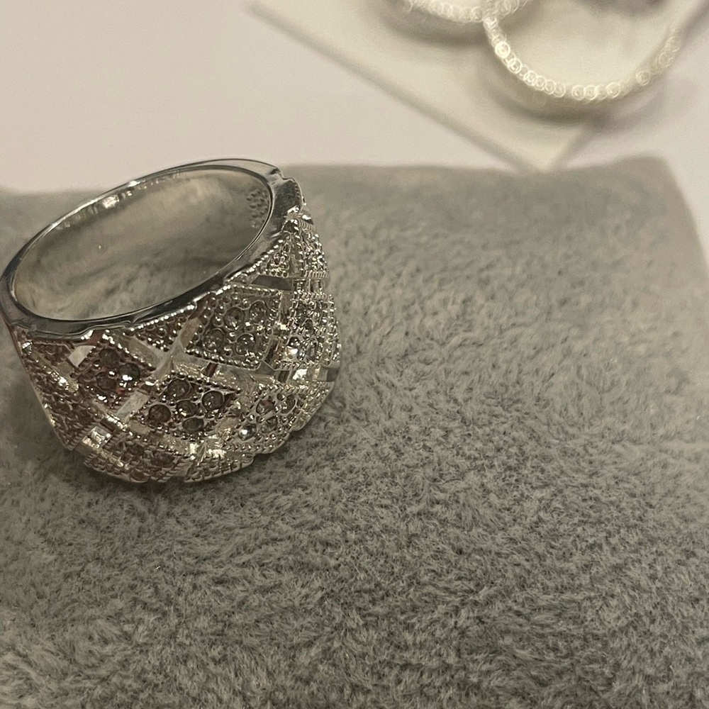 Elegant Silver Diamond Pattern Ring - image 4